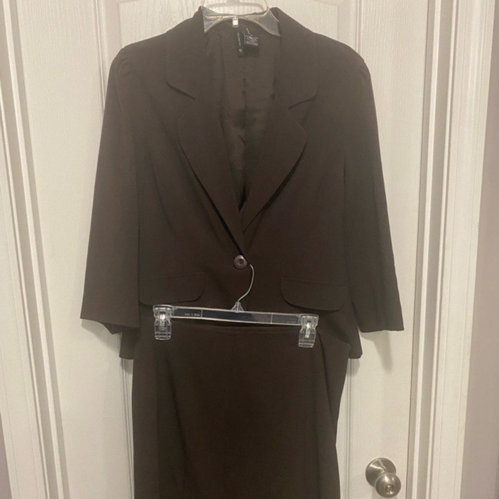 New Directions 2 piece Women's skirt suit